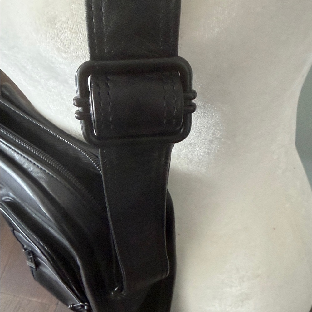 Tumi Black Leather Men's Bag - Picture 4 of 13